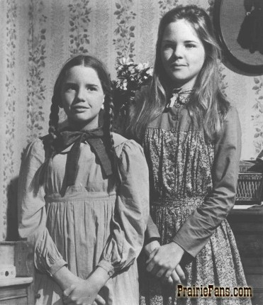 Tuy nhiên ngoài đời hai người họ chỉ hơn nhau có 2 tuổi, Melissa Sue Anderson sinh năm 1962 (vai cô chị Mary), trong khi Melissa Gilbert sinh năm 1964 (vai Laura).